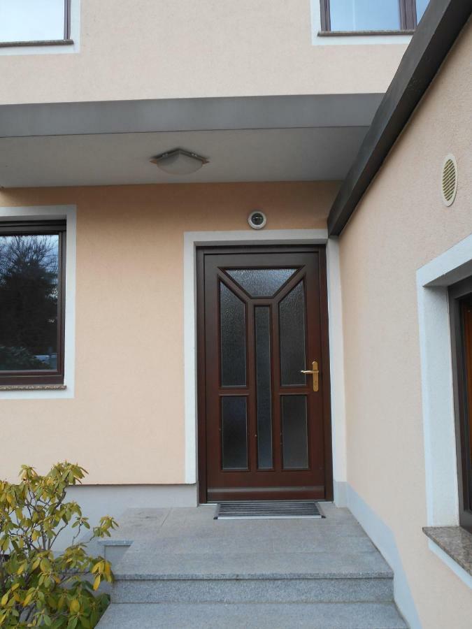 Perchtoldsdorf Schnell-Bahn / Bahnhof Liesing Apartment Exterior photo